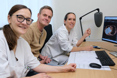 Von links nach rechts: Domenica Wuthe, Jens Nentwig und Dr. med. Isabelle Renger, schauen sich die Bilder des Tumors an (der graue Fleck auf der linken Seite des Monitors), in Rengers Büro im KRH Klinikum Siloah.