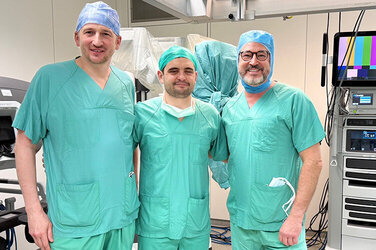 Freude über die gegenseitige Bereicherung (v. l.): Dr. Marcel Stoll, Prof. Benoit Peyronnet und Prof. Dr. Alexandre Pelzer.