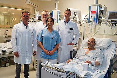Freuen sich mit dem Patienten Mürsel Balta (r.) (v. l.): Prof. Dr. Jan D. Schmitto, leitender Oberarzt und Bereichsleitung Herzunterstützungssystem der Klinik für Herz-, Thorax-, Transplantations- und Gefäßchirurgie der MHH, Dr. Marcel Ricklefs, Funktionsoberarzt der Klinik für Kardiologie, Rhythmologie und internistische Intensivmedizin am KRH Klinikum Siloah, Seda Firat vom Pflegestützpunkt der Intensivstation und Dr. Günes Dogan, Oberarzt Herzchirurgie der Klinik für Herz-, Thorax-, Transplantations- und Gefäßchirurgie der MHH.