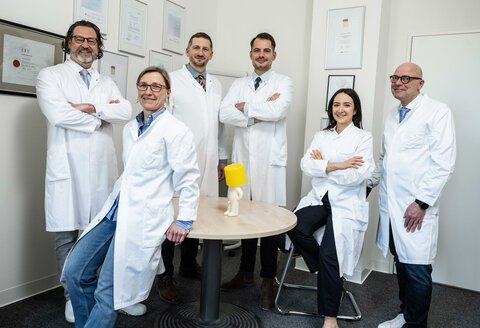 V.l.n.r.: Prof. Dr. Alexandre Pelzer, Chefarzt, Dr. Doreen Brandt, Oberärztin, Dr. Marcel Stoll, Oberarzt, Dr. Johannes Thiele, Oberarzt, Dr. Lina El-Malazi, Oberärztin, Dr. Stefan Baltes, Oberarzt