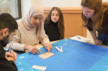 nterdisziplinär und ausbildungsübergreifend zusammenarbeiten: Auszubildende der Fachbereiche Pflege, Anästhesie- und Operationstechnischen Assistenz und Physiotherapie beim Bildungssymposium.