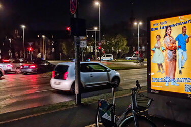 Präsent in der Innenstadt: Das neue Design und Plakat der Recruitingkampagne Mein Lieblingsteam am Friederikenplatz.